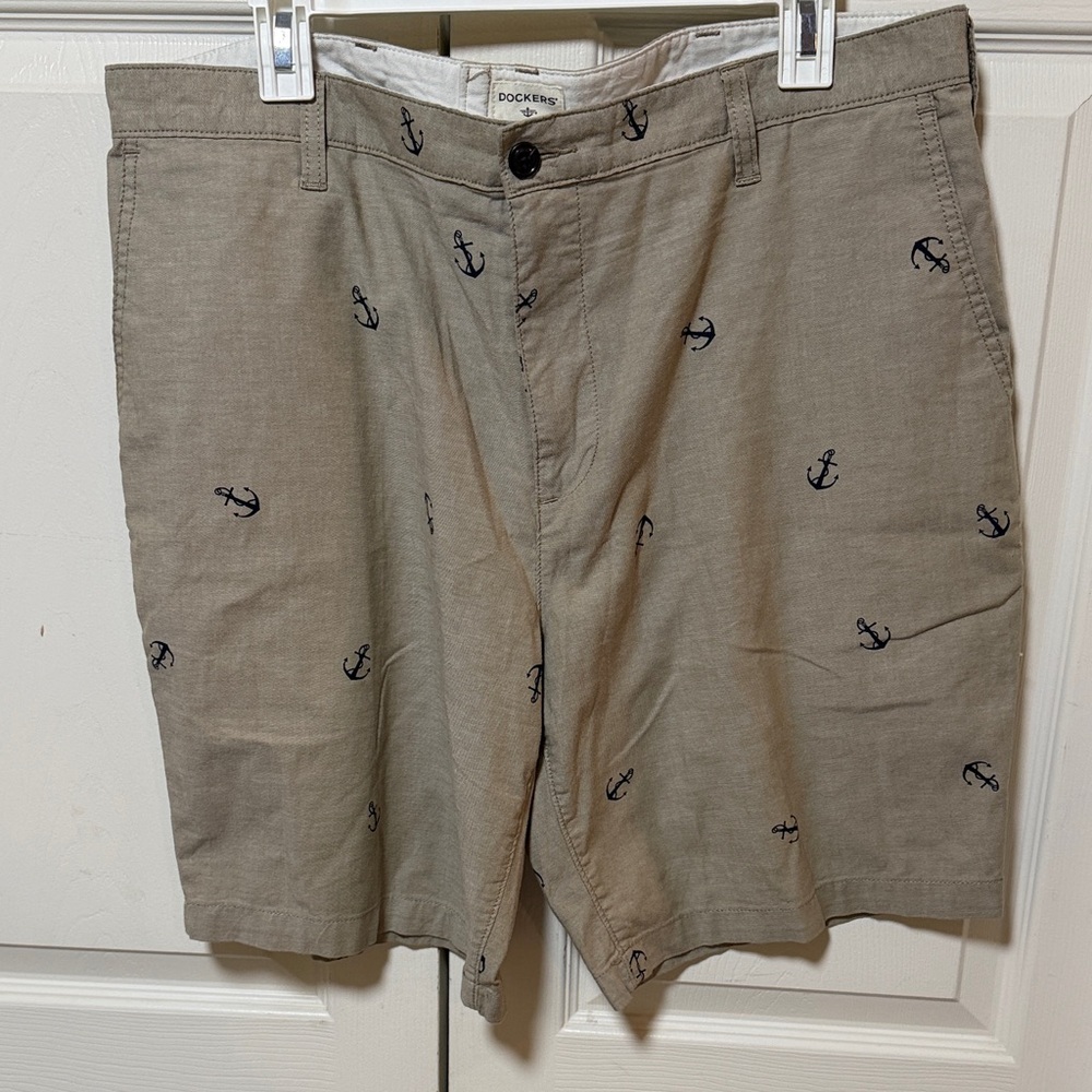 Dockers Men's Khaki Anchor Embroidered Flat Front Shorts - Navy Accents. Size 38